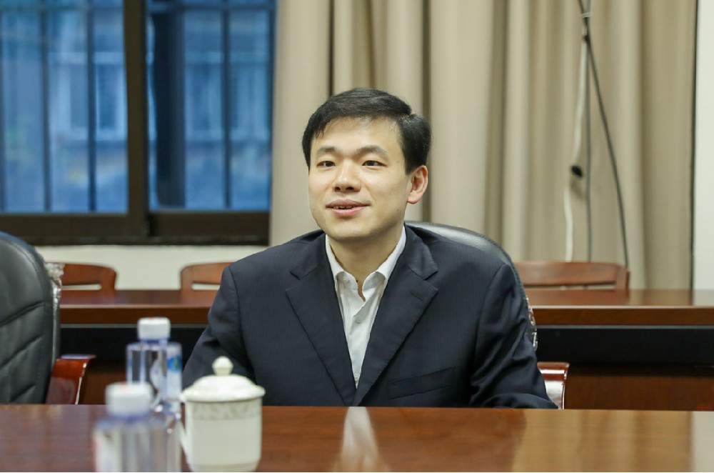 ÖйúÒøÐÐÈýÃ÷·ÖÐÐÐг¤³ÂÖ¾ÉÒ»Ðе½·ÃÇòËÙÌåÓý:´ÓÈü³¡µ½ÕÆÐĵÄÿһÃëÁÖÒµ